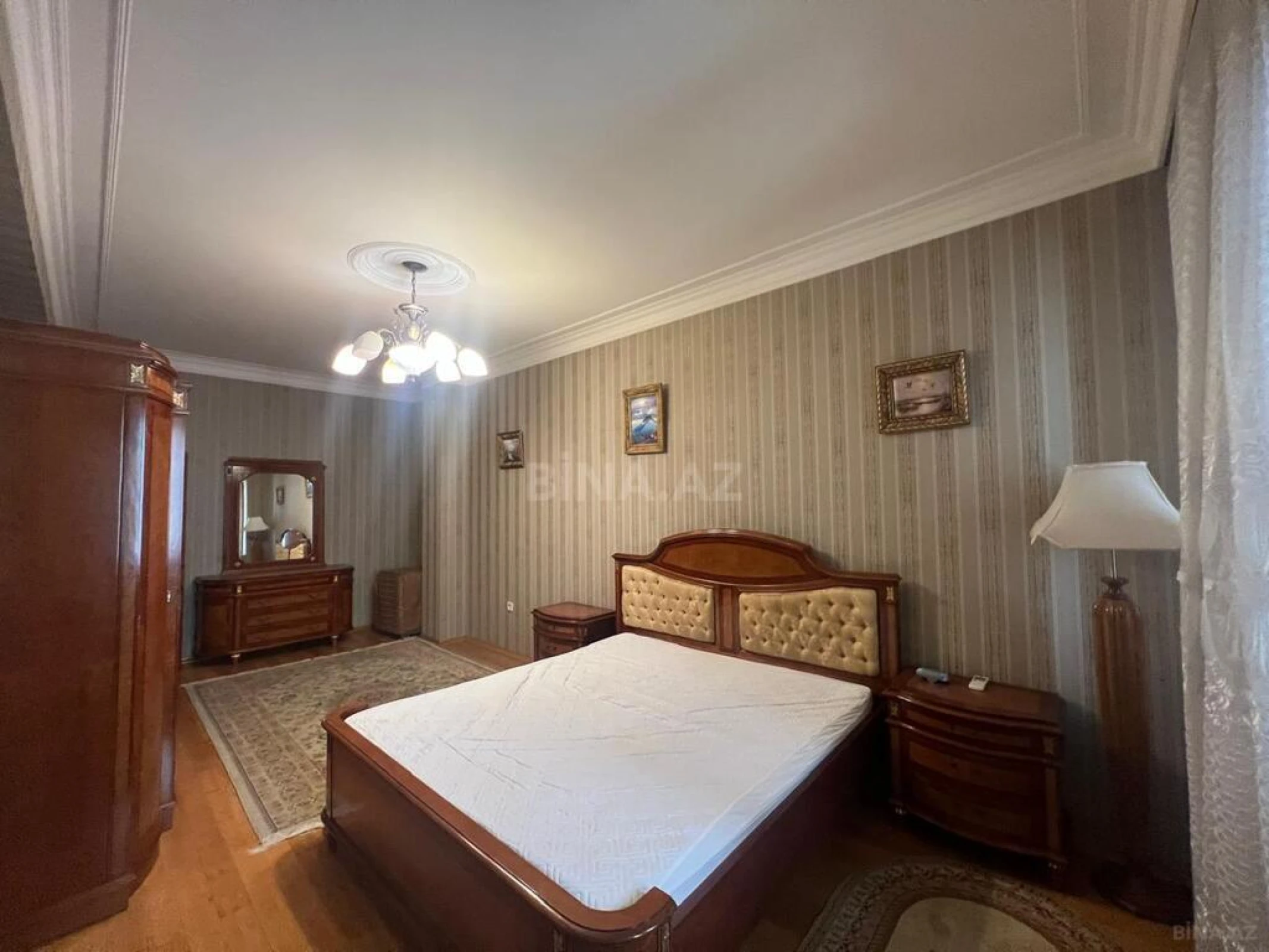 Satılır 4 otaqlı mənzil 240 m²