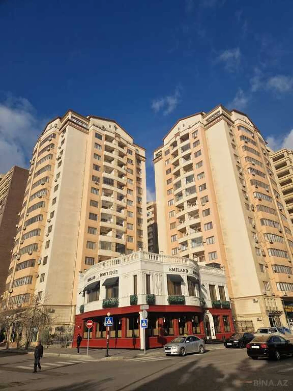Satılır 4 otaqlı mənzil 240 m²