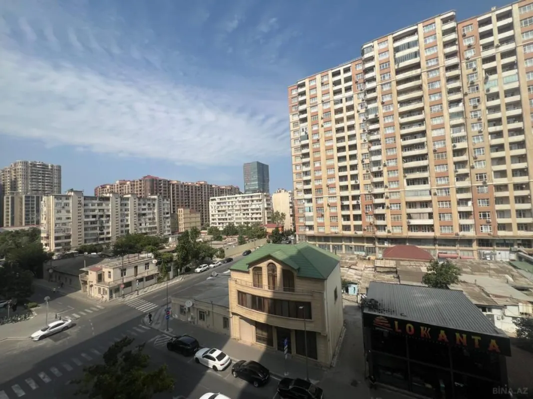 Satılır 4 otaqlı mənzil 240 m²