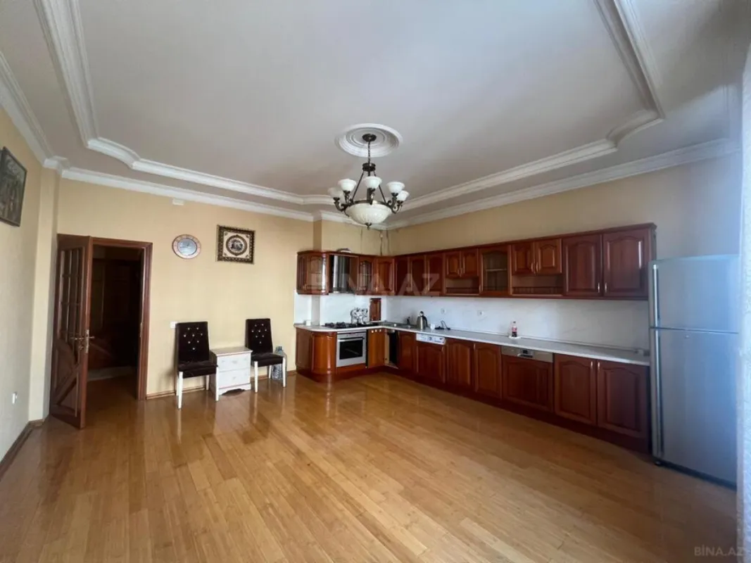 Satılır 4 otaqlı mənzil 240 m²