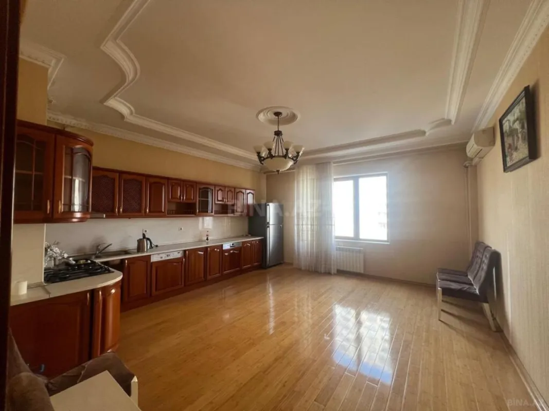 Satılır 4 otaqlı mənzil 240 m²
