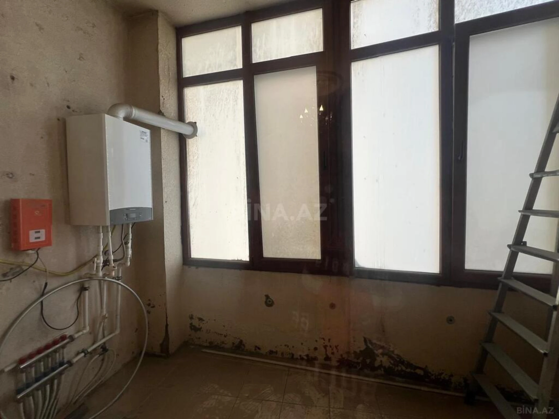 Satılır 4 otaqlı mənzil 240 m²