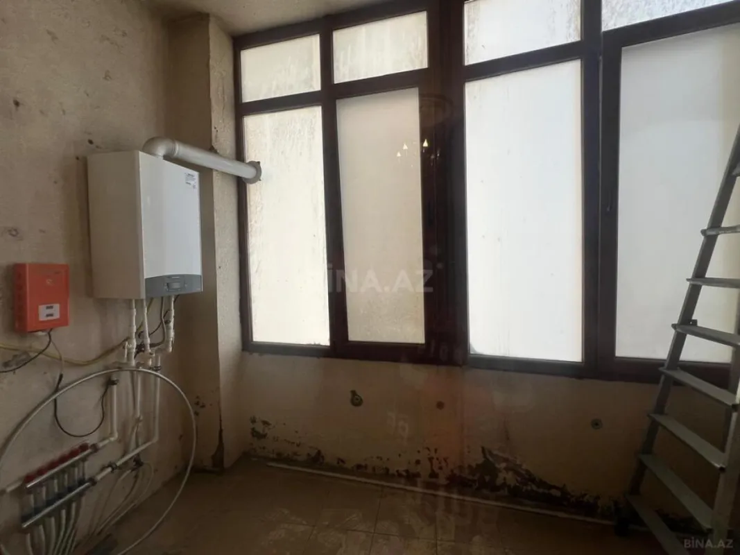 Satılır 4 otaqlı mənzil 240 m²
