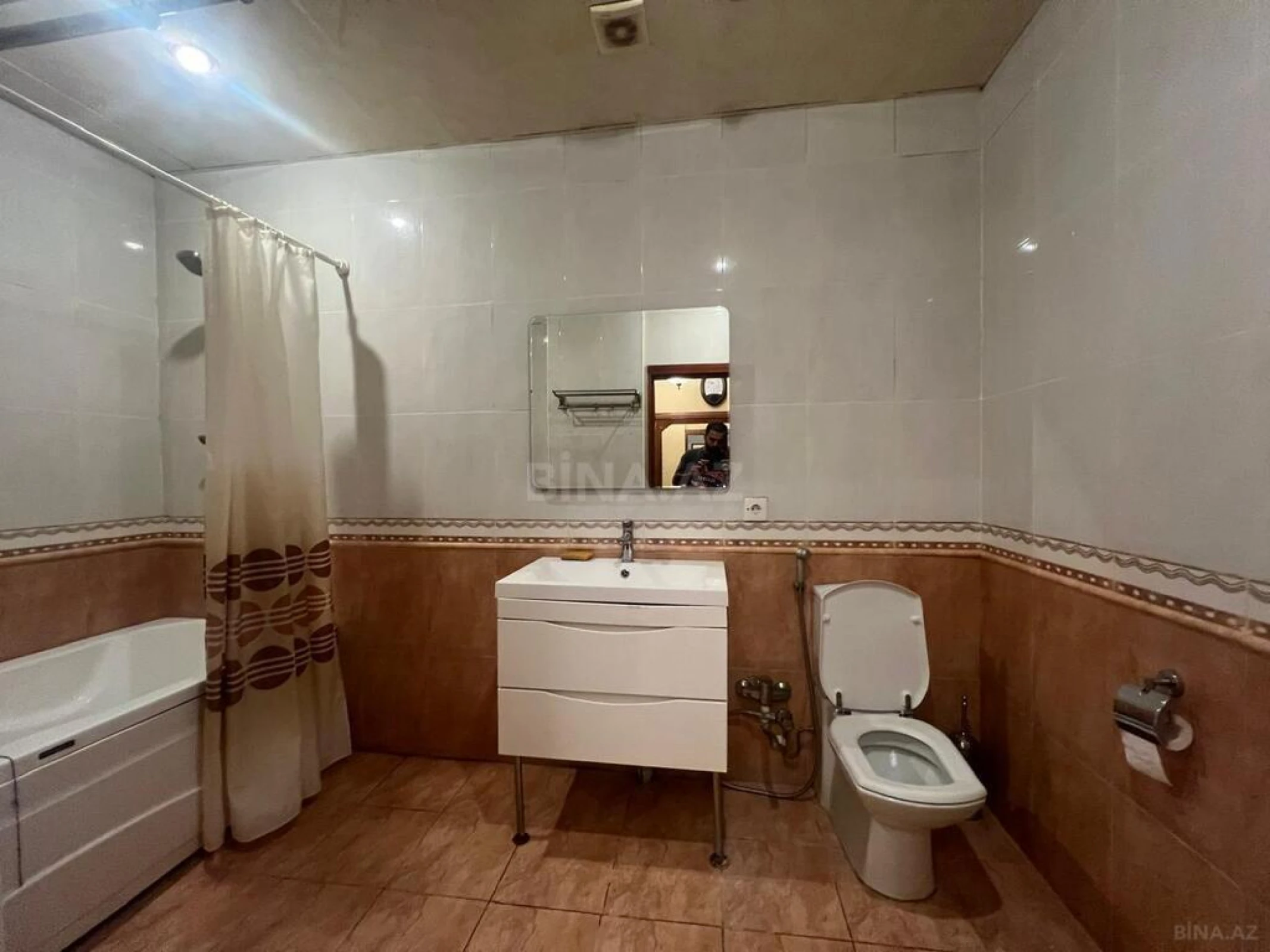 Satılır 4 otaqlı mənzil 240 m²