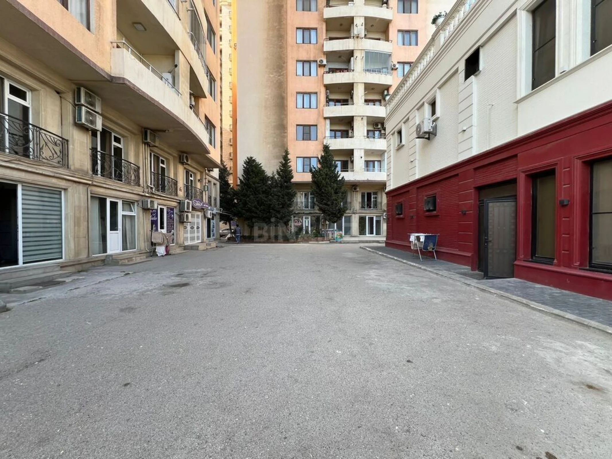 Satılır 4 otaqlı mənzil 240 m²
