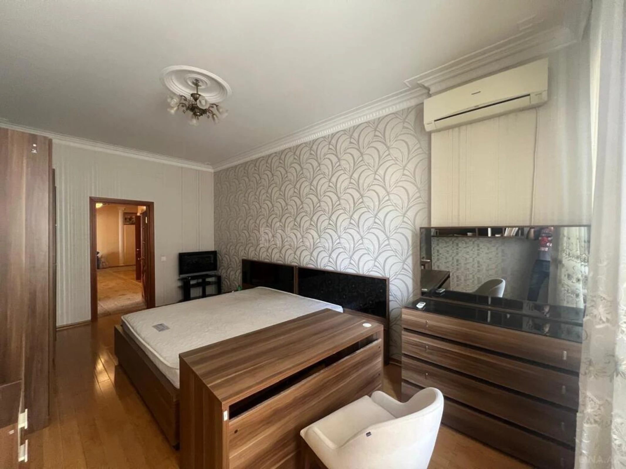 Satılır 4 otaqlı mənzil 240 m²