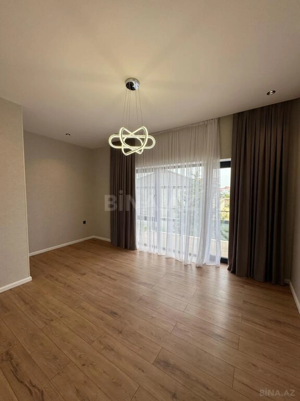 Satılır 4 otaqlı həyət evi 200 m²