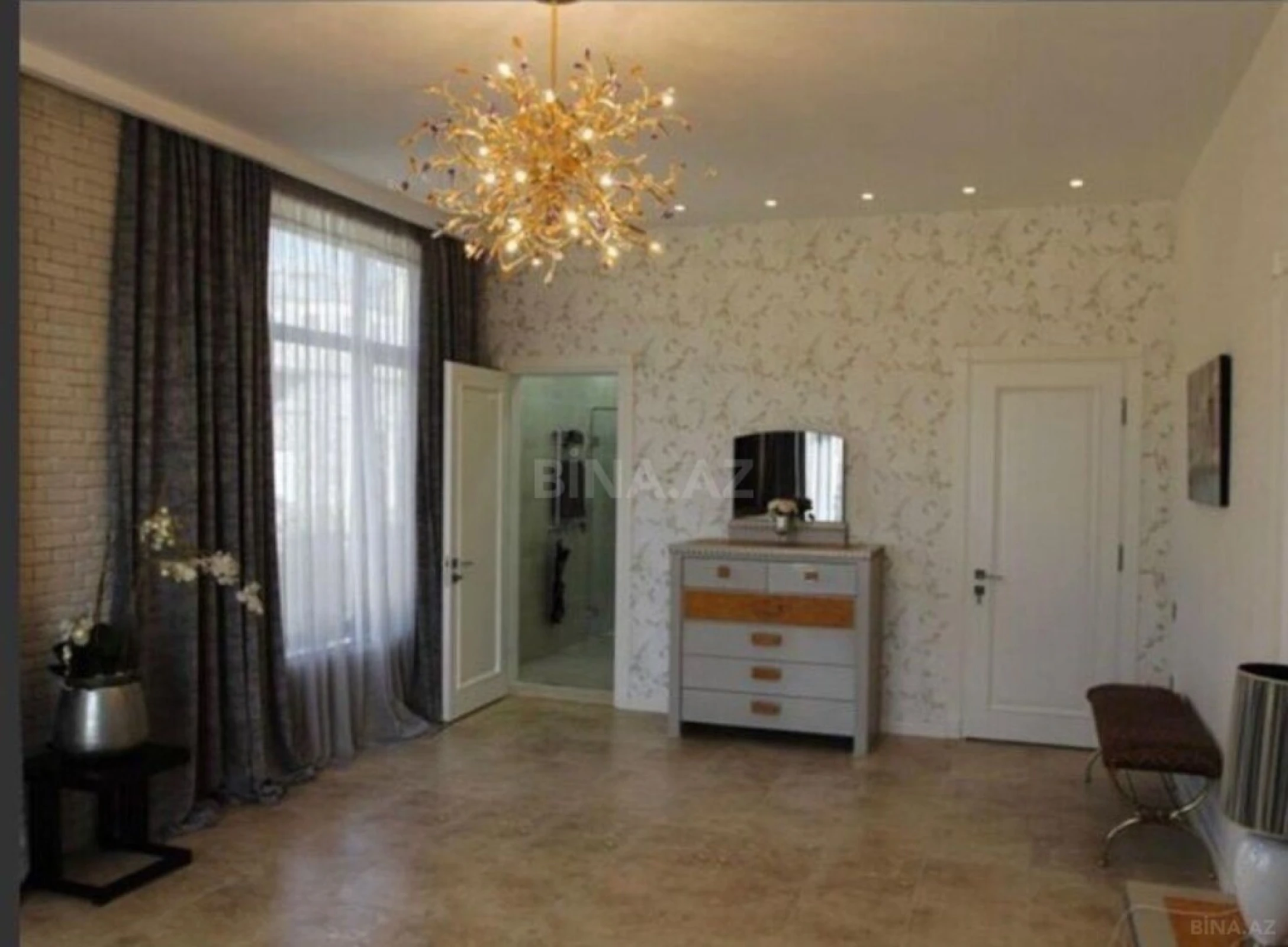 Satılır 6 otaqlı həyət evi 300 m²