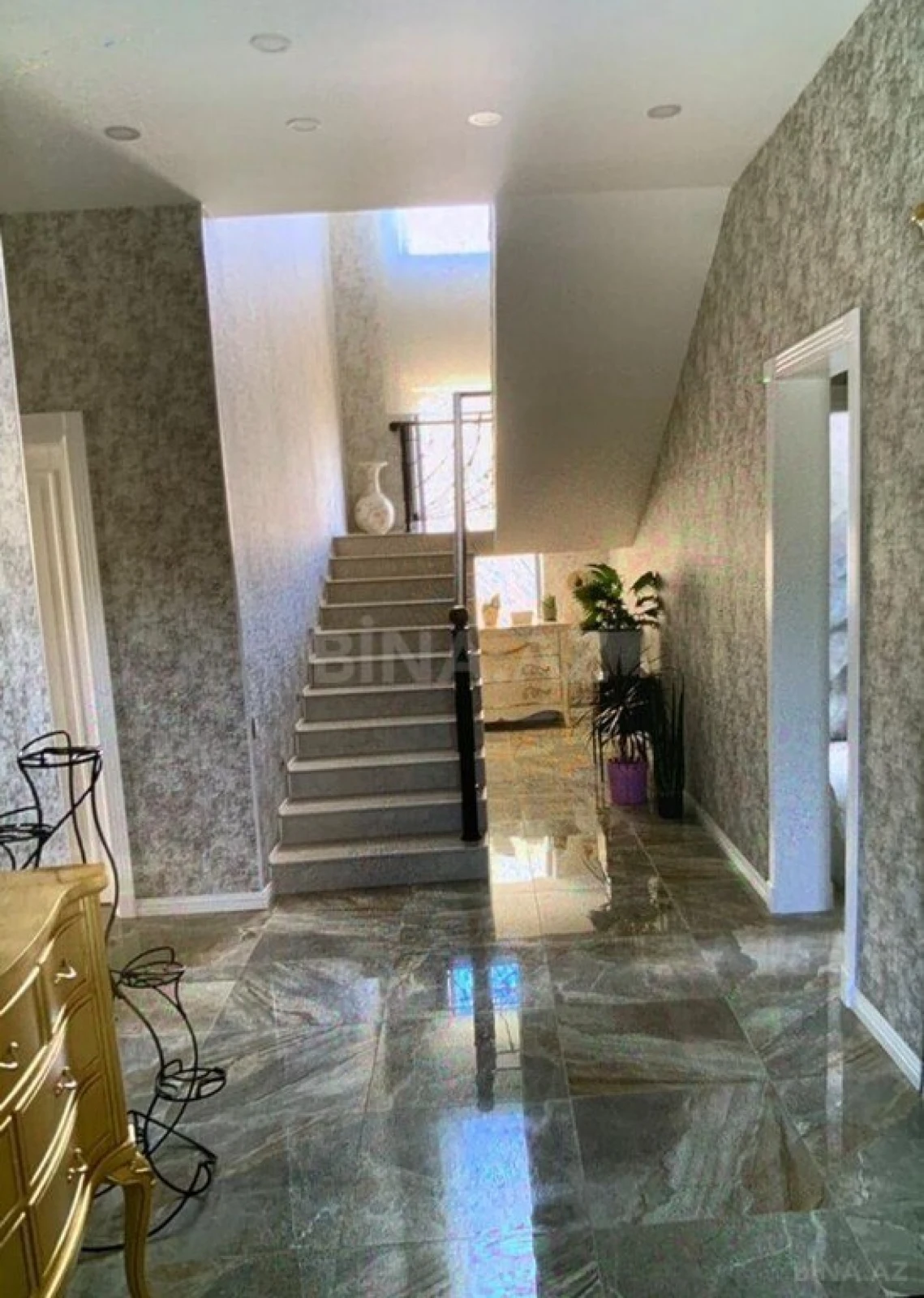 Satılır 6 otaqlı həyət evi 300 m²