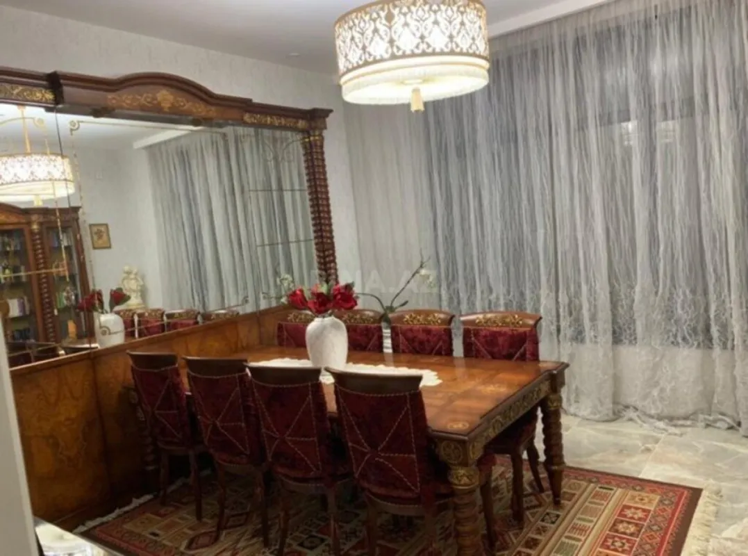 Satılır 6 otaqlı həyət evi 300 m²