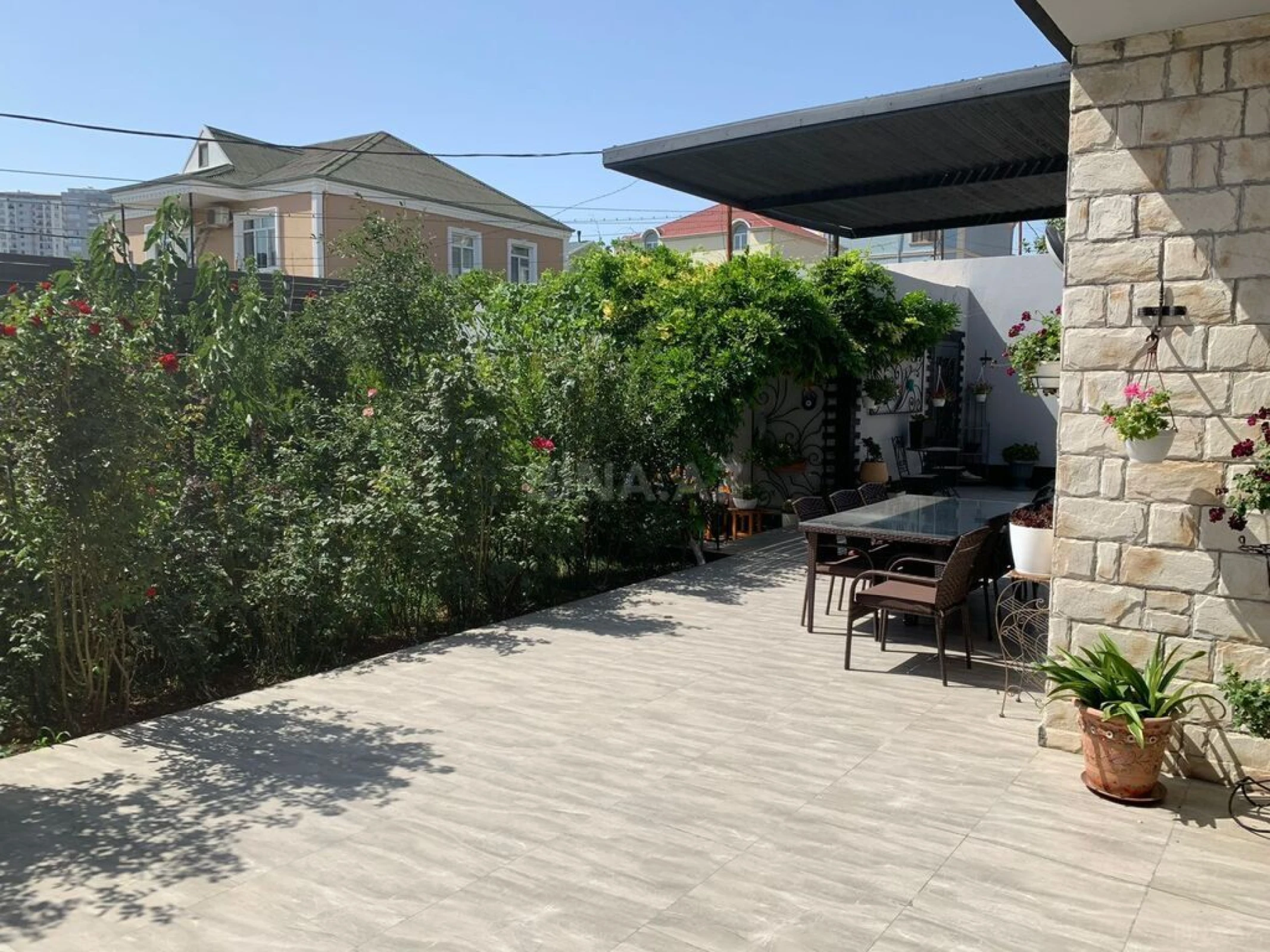 Satılır 6 otaqlı həyət evi 300 m²