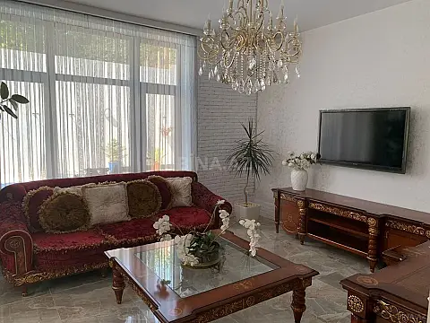 Satılır 6 otaqlı həyət evi 300 m²