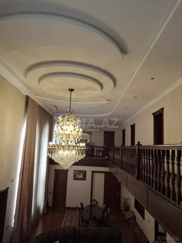 Satılır 9 otaqlı həyət evi 620 m²