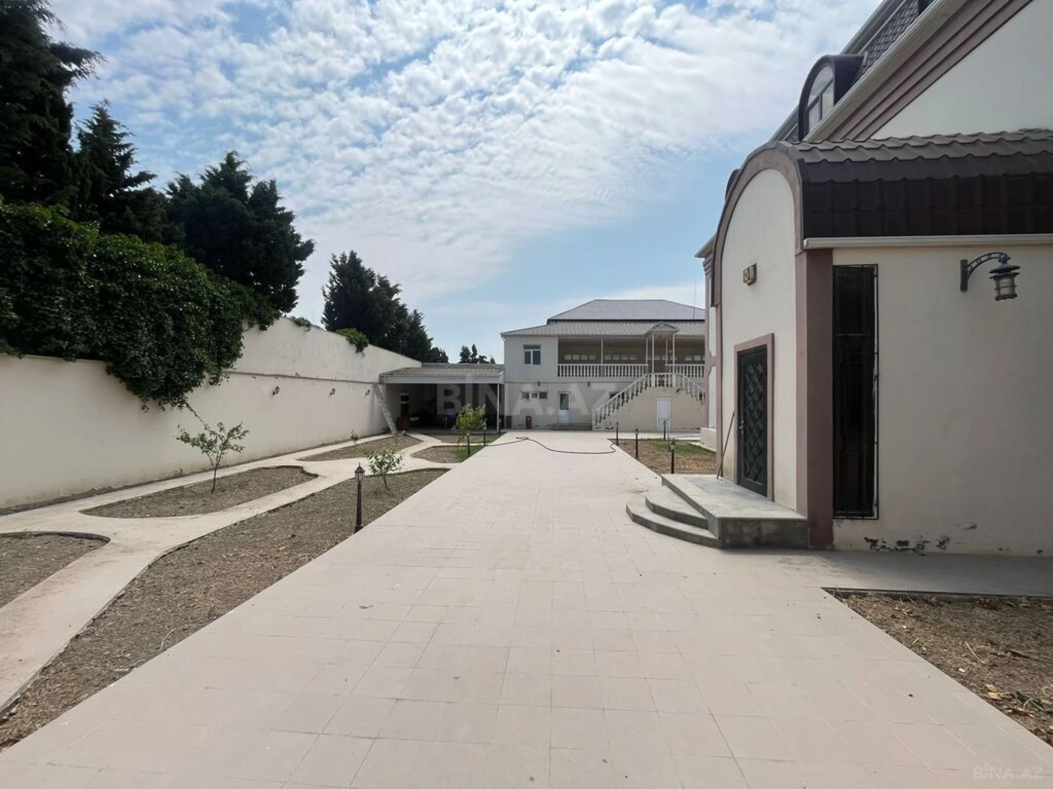 Satılır 9 otaqlı həyət evi 620 m²