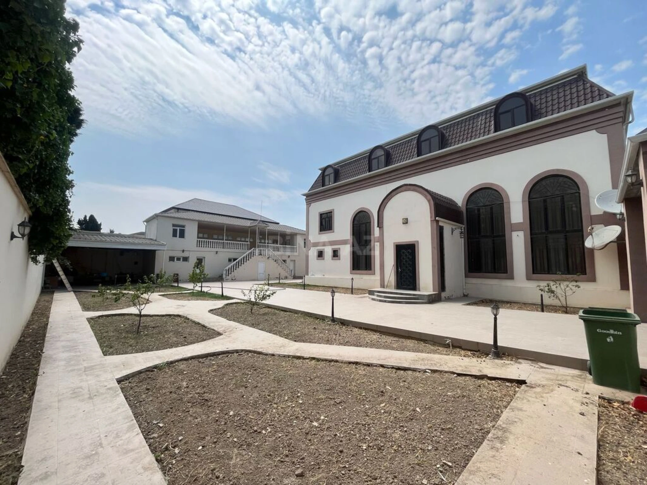 Satılır 9 otaqlı həyət evi 620 m²