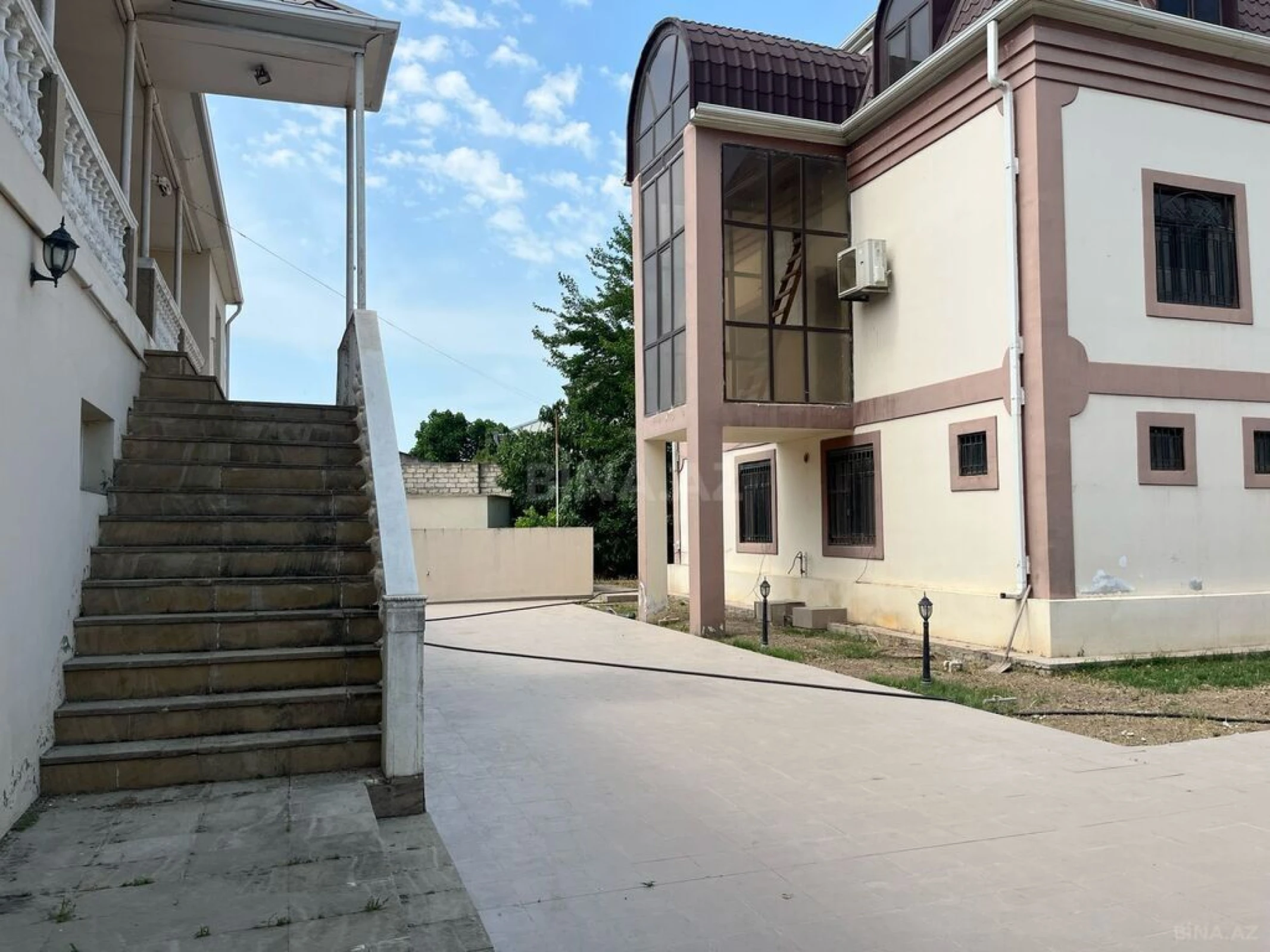 Satılır 9 otaqlı həyət evi 620 m²