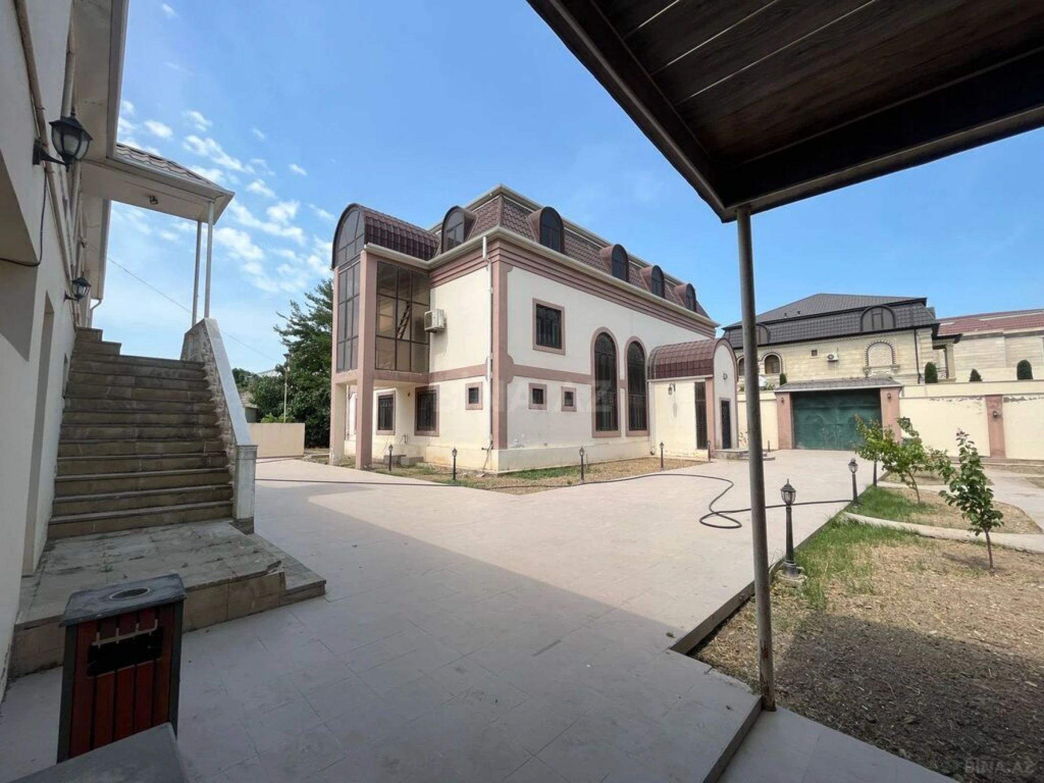 Satılır 9 otaqlı həyət evi 620 m²