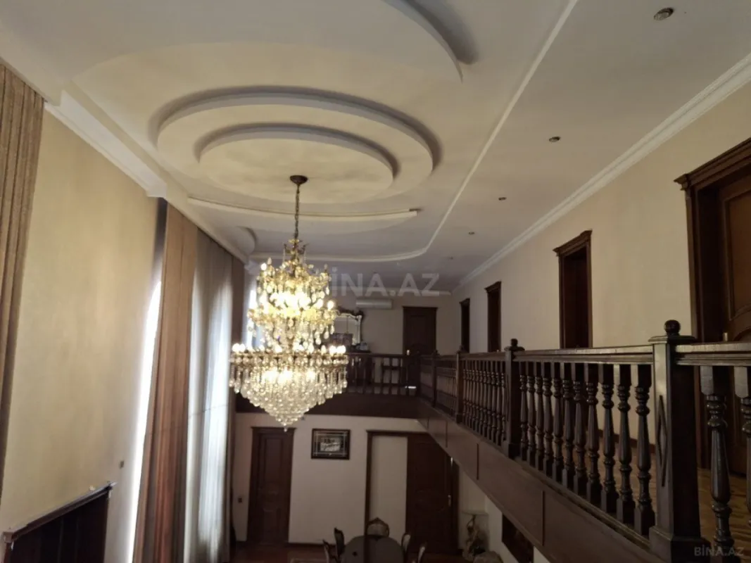 Satılır 9 otaqlı həyət evi 620 m²
