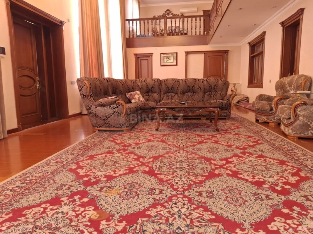 Satılır 9 otaqlı həyət evi 620 m²