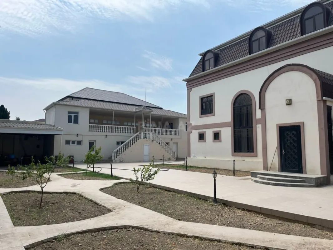 Satılır 9 otaqlı həyət evi 620 m²
