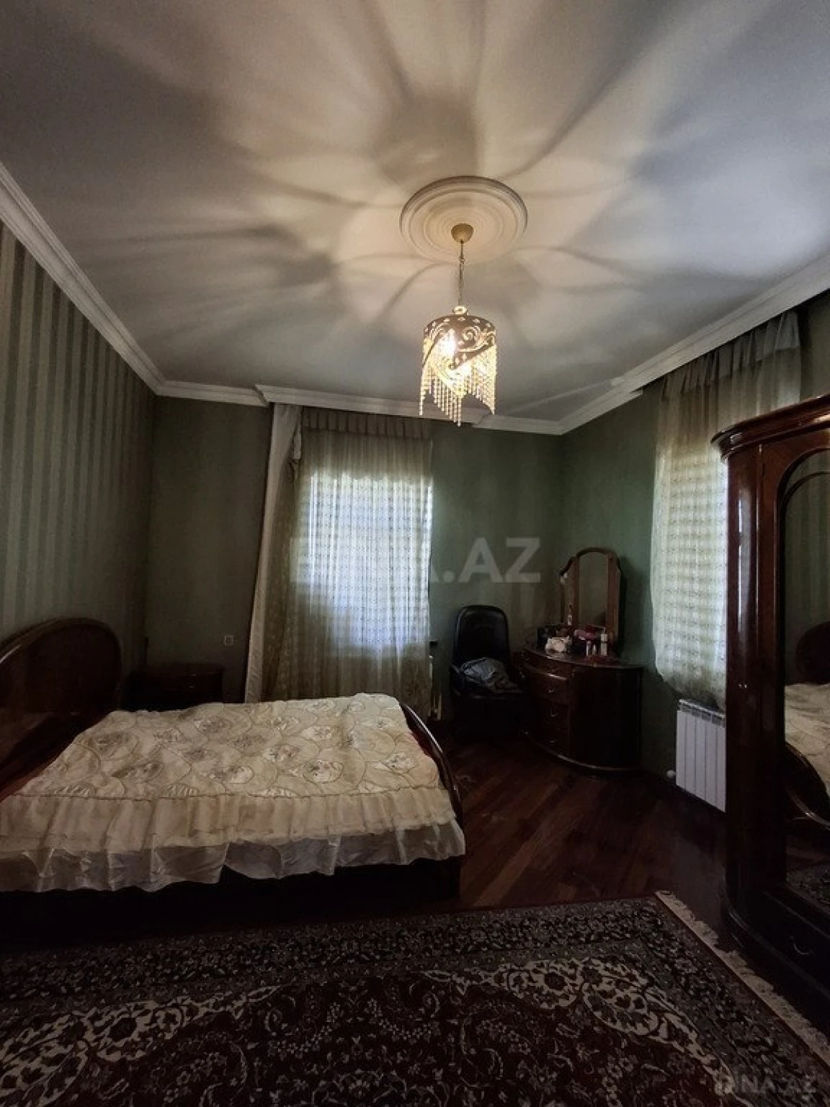 Satılır 9 otaqlı həyət evi 620 m²