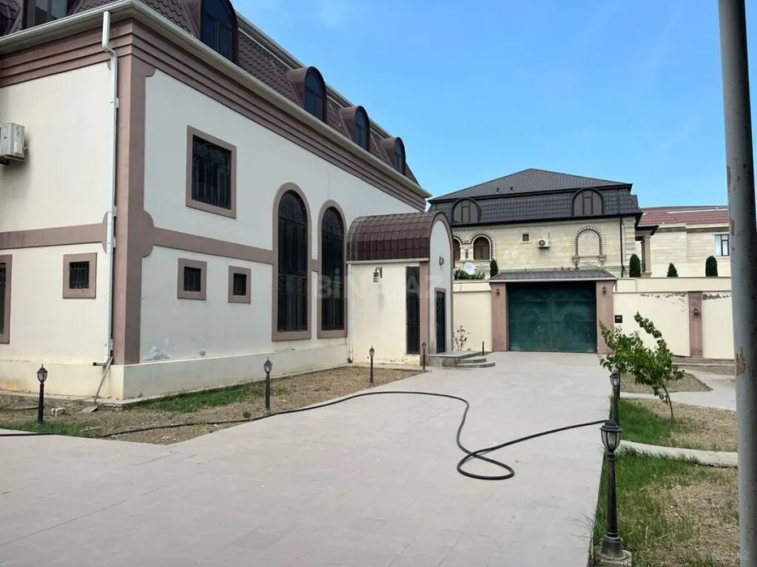 Satılır 9 otaqlı həyət evi 620 m²