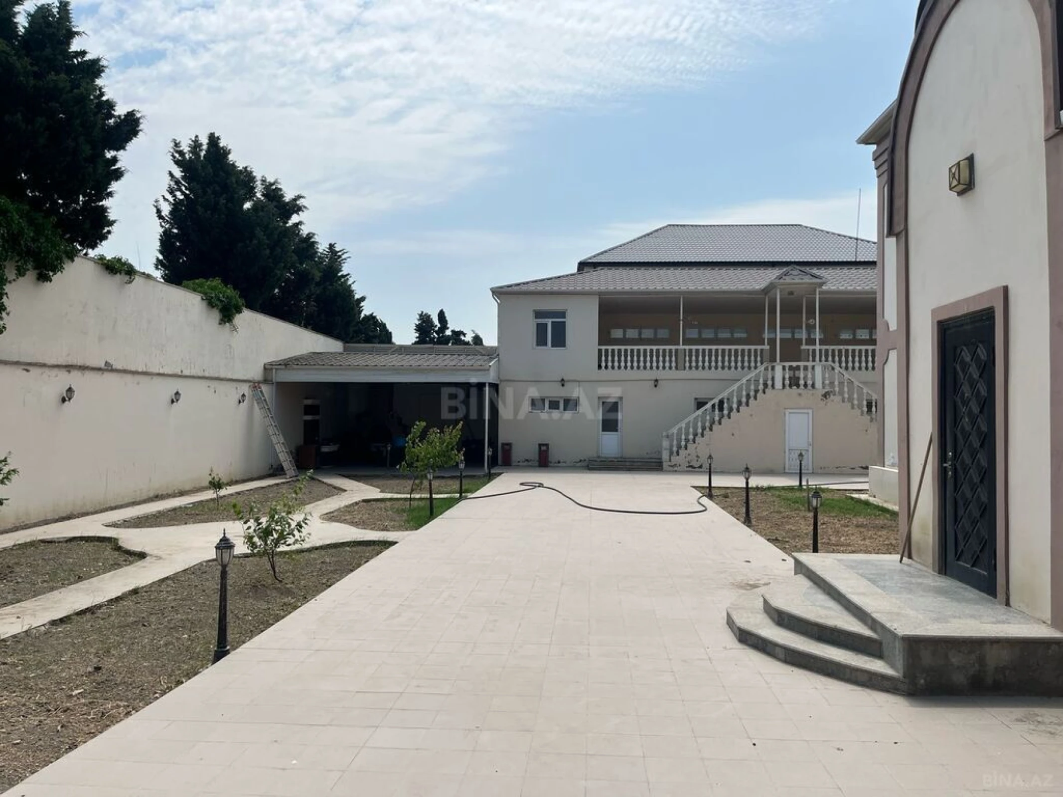 Satılır 9 otaqlı həyət evi 620 m²
