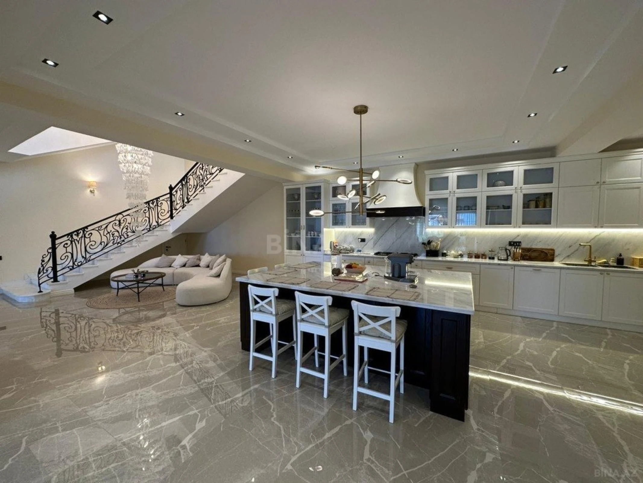 Kirayə verilir 8 otaqlı həyət evi 600 m²