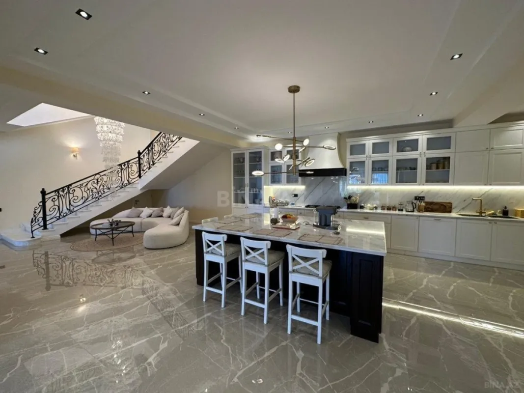 Kirayə verilir 8 otaqlı həyət evi 600 m²