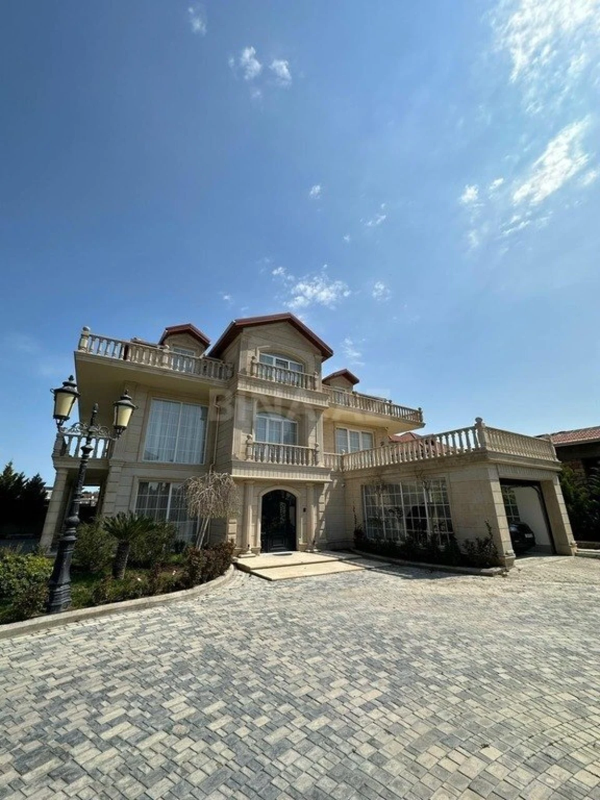 Kirayə verilir 8 otaqlı həyət evi 600 m²