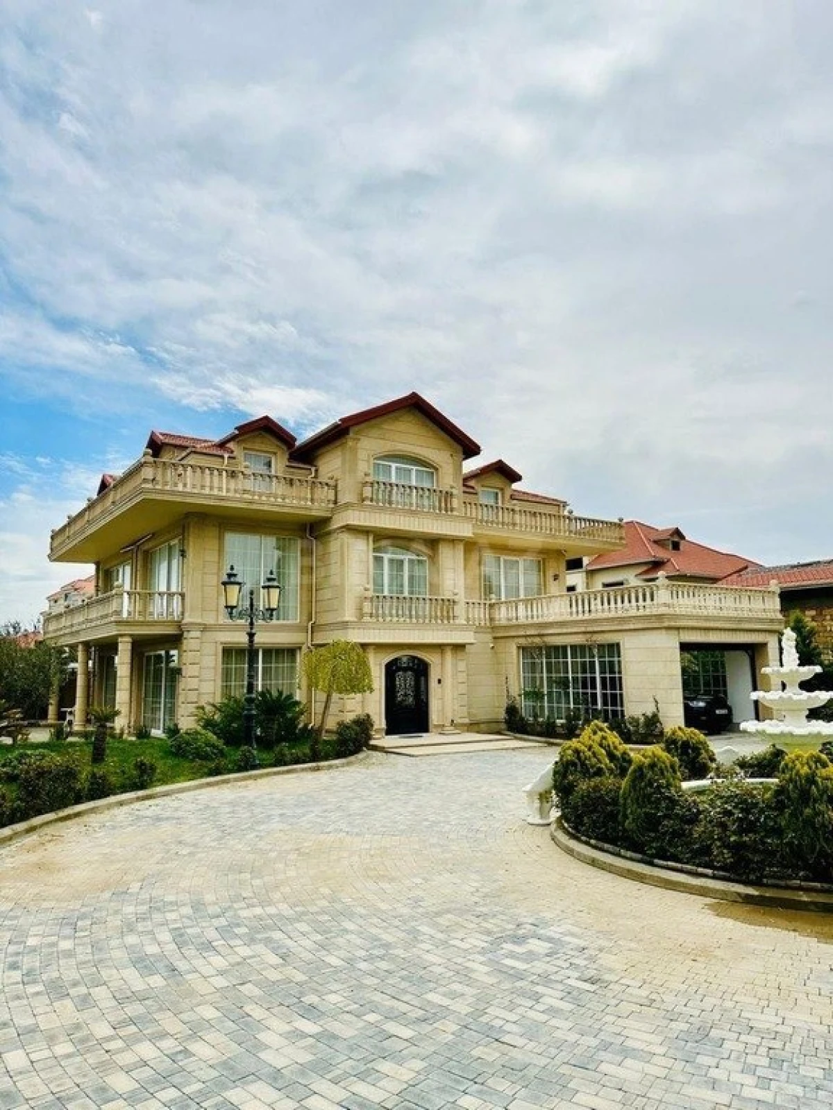 Kirayə verilir 8 otaqlı həyət evi 600 m²