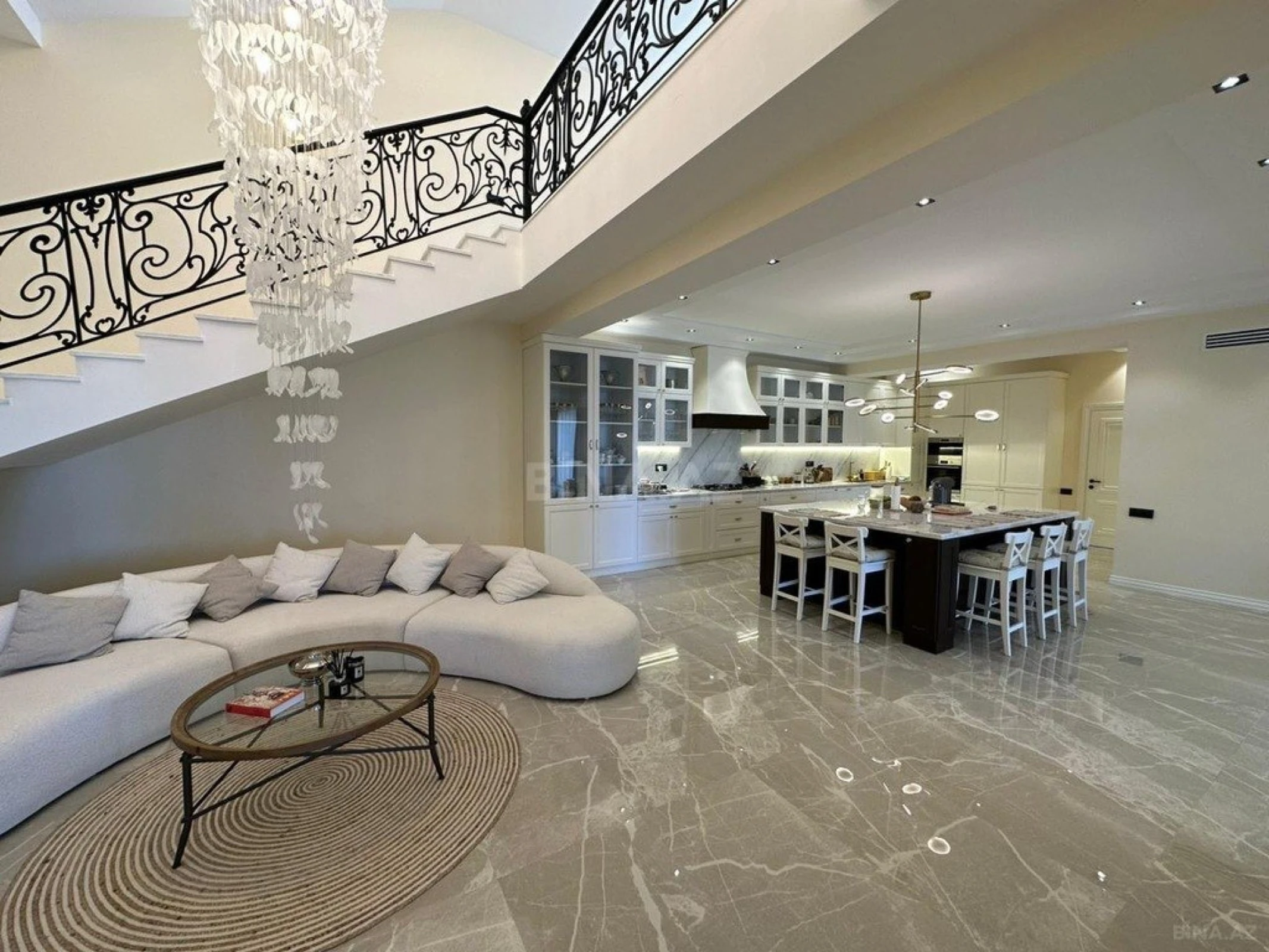 Kirayə verilir 8 otaqlı həyət evi 600 m²