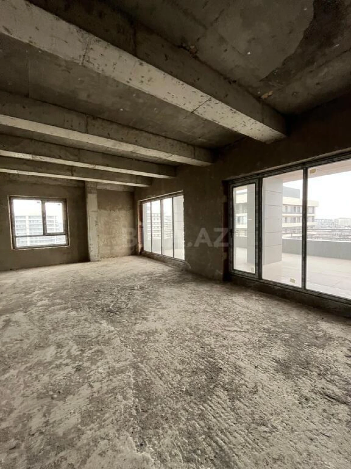 Satılır 5 otaqlı mənzil 324 m²