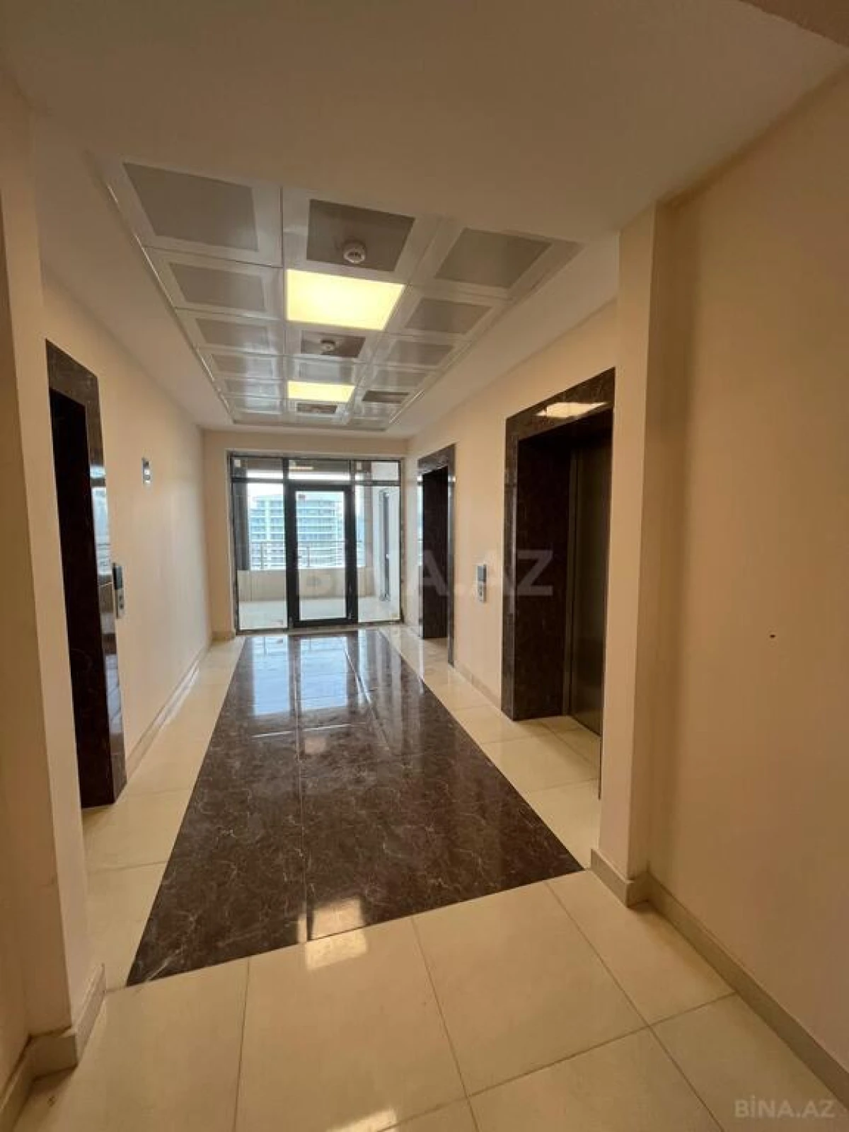 Satılır 5 otaqlı mənzil 324 m²
