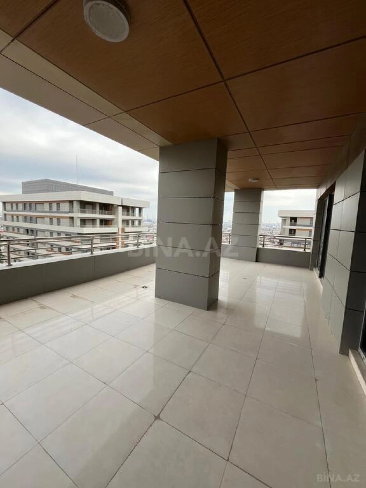 Satılır 5 otaqlı mənzil 324 m²