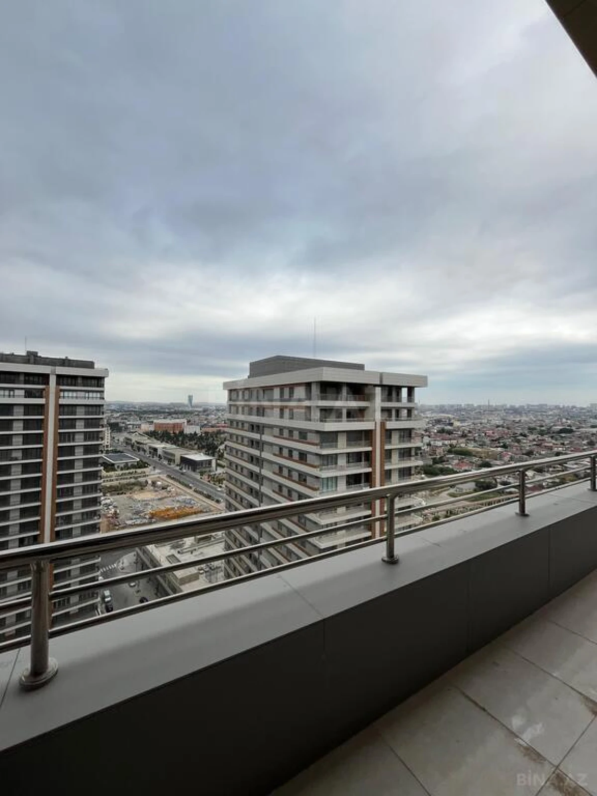 Satılır 5 otaqlı mənzil 324 m²