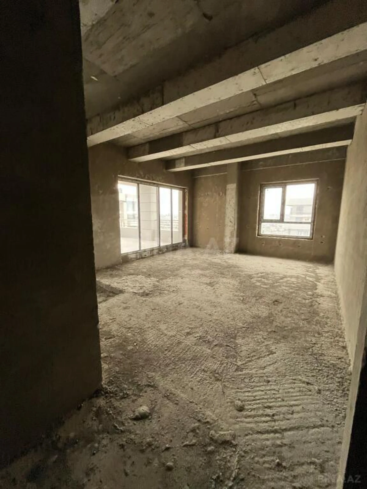 Satılır 5 otaqlı mənzil 324 m²