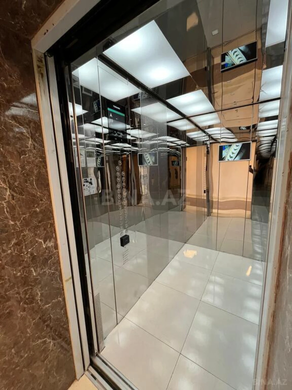 Satılır 5 otaqlı mənzil 324 m²