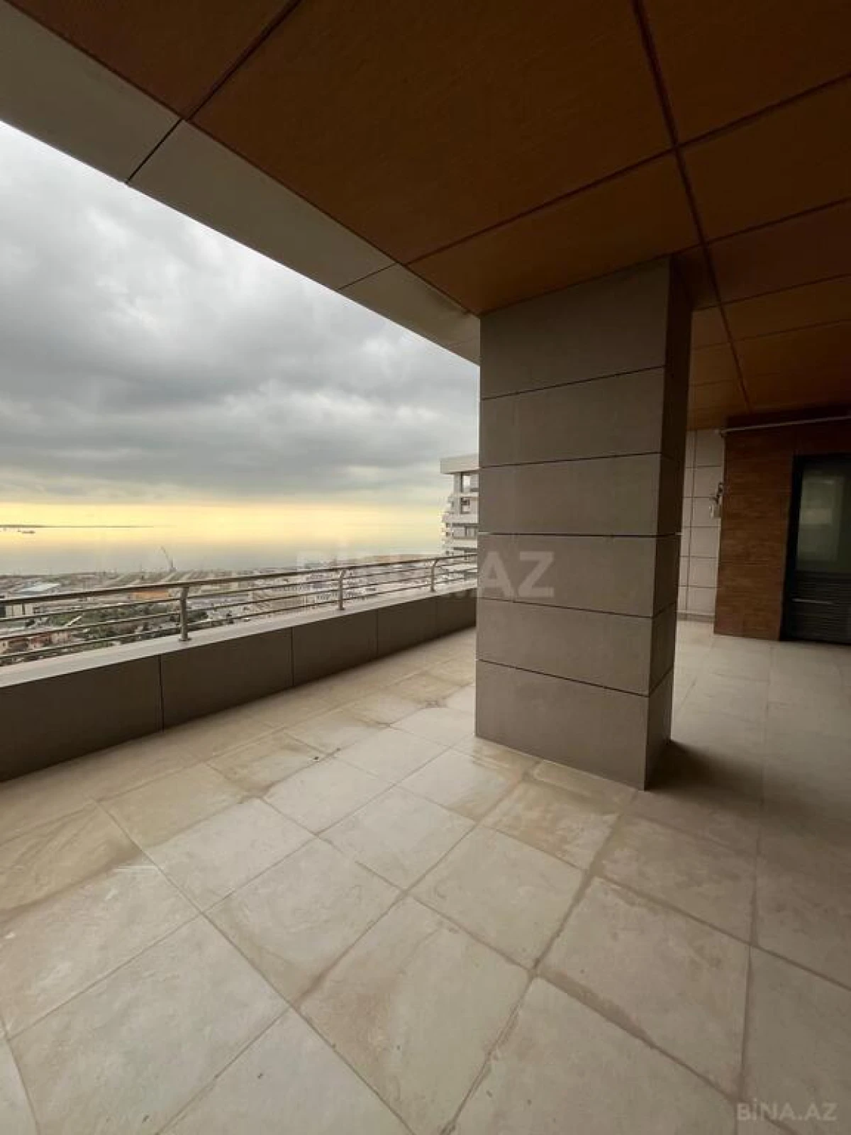 Satılır 5 otaqlı mənzil 324 m²