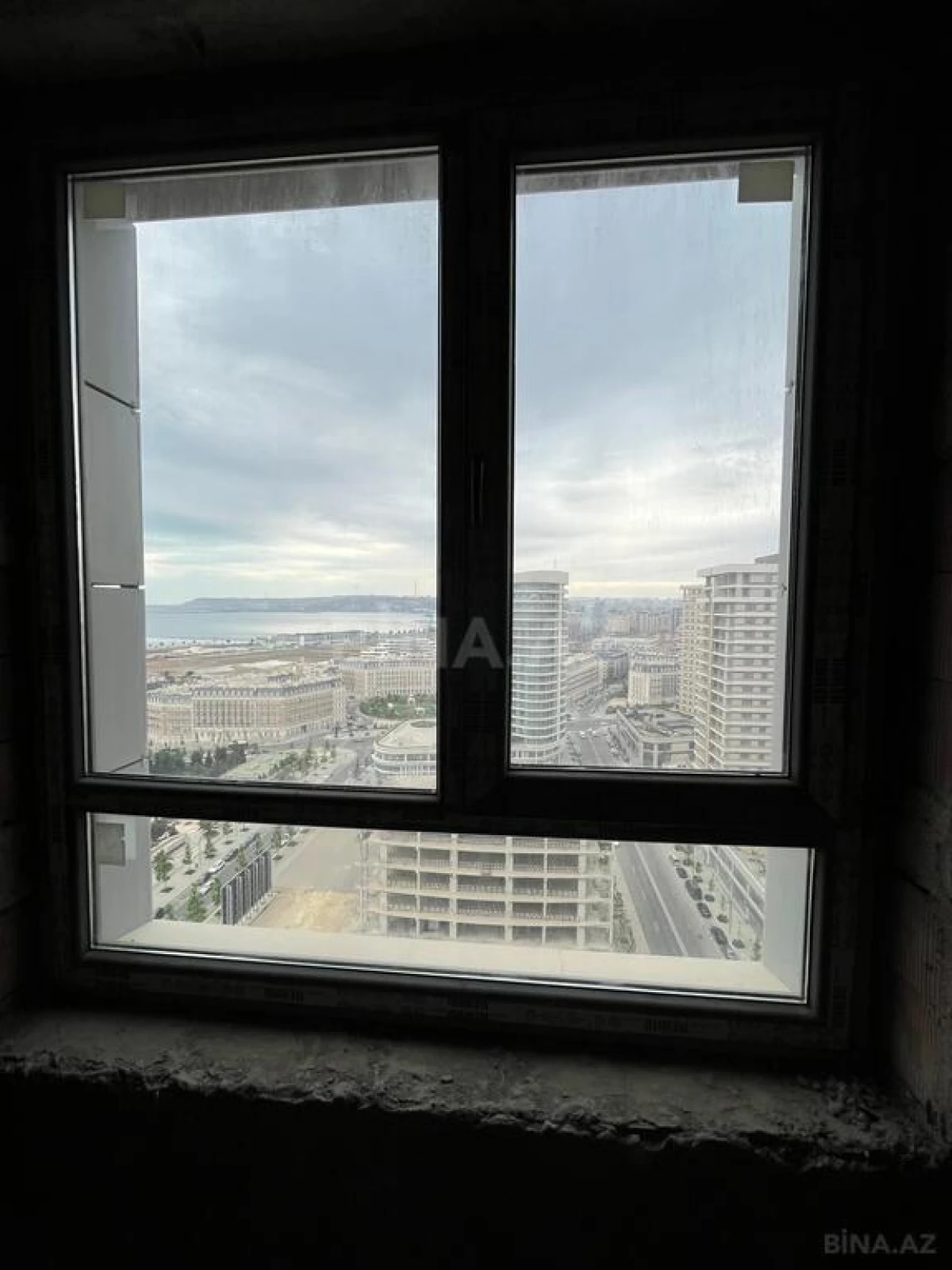 Satılır 5 otaqlı mənzil 324 m²