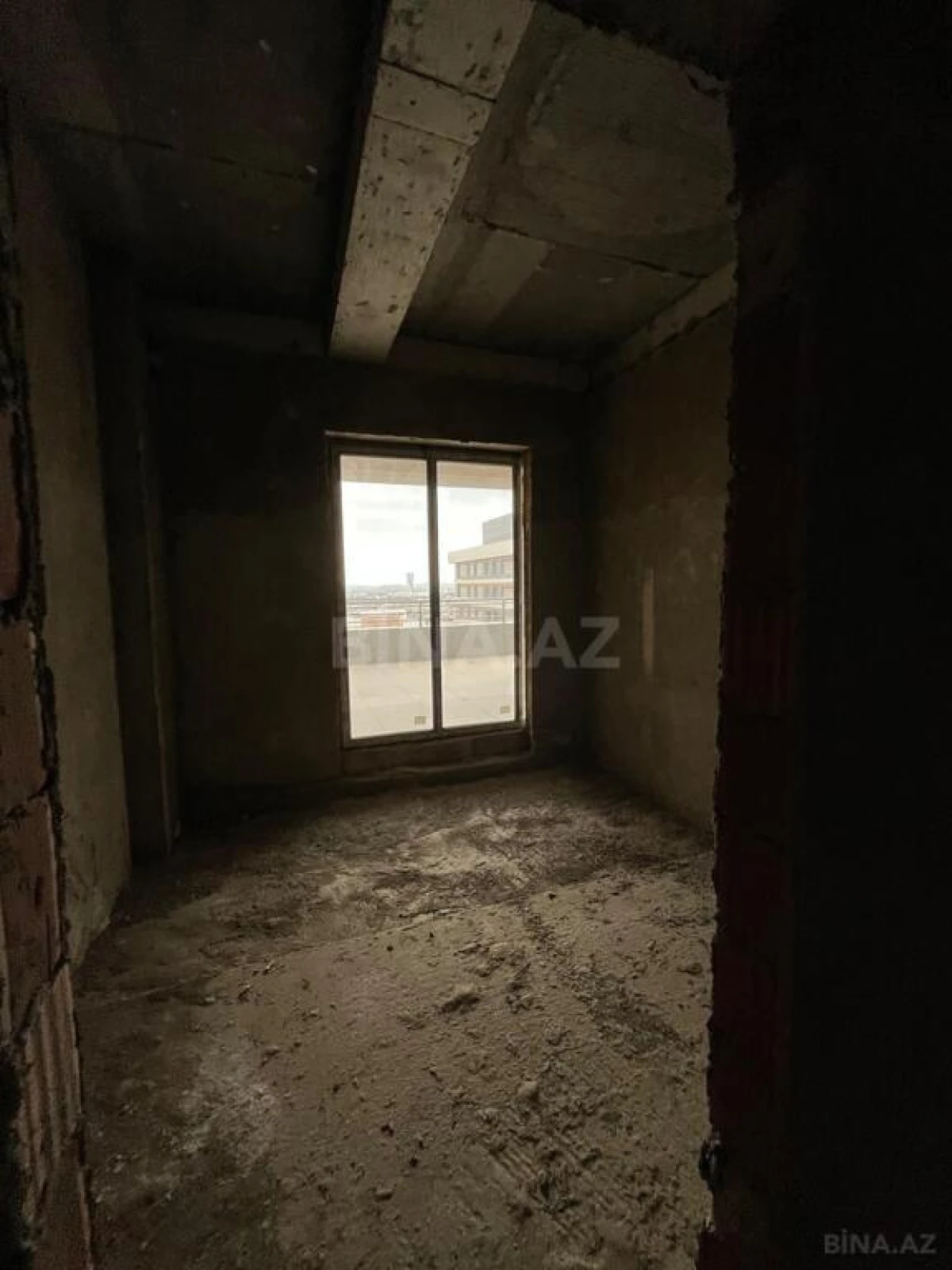 Satılır 5 otaqlı mənzil 324 m²