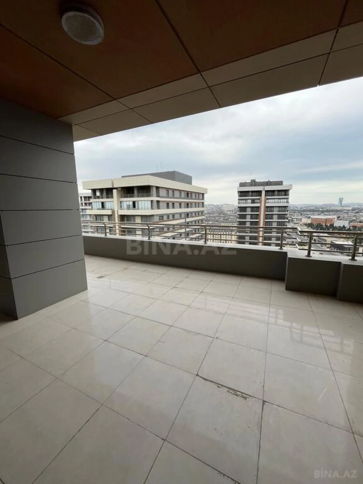 Satılır 5 otaqlı mənzil 324 m²