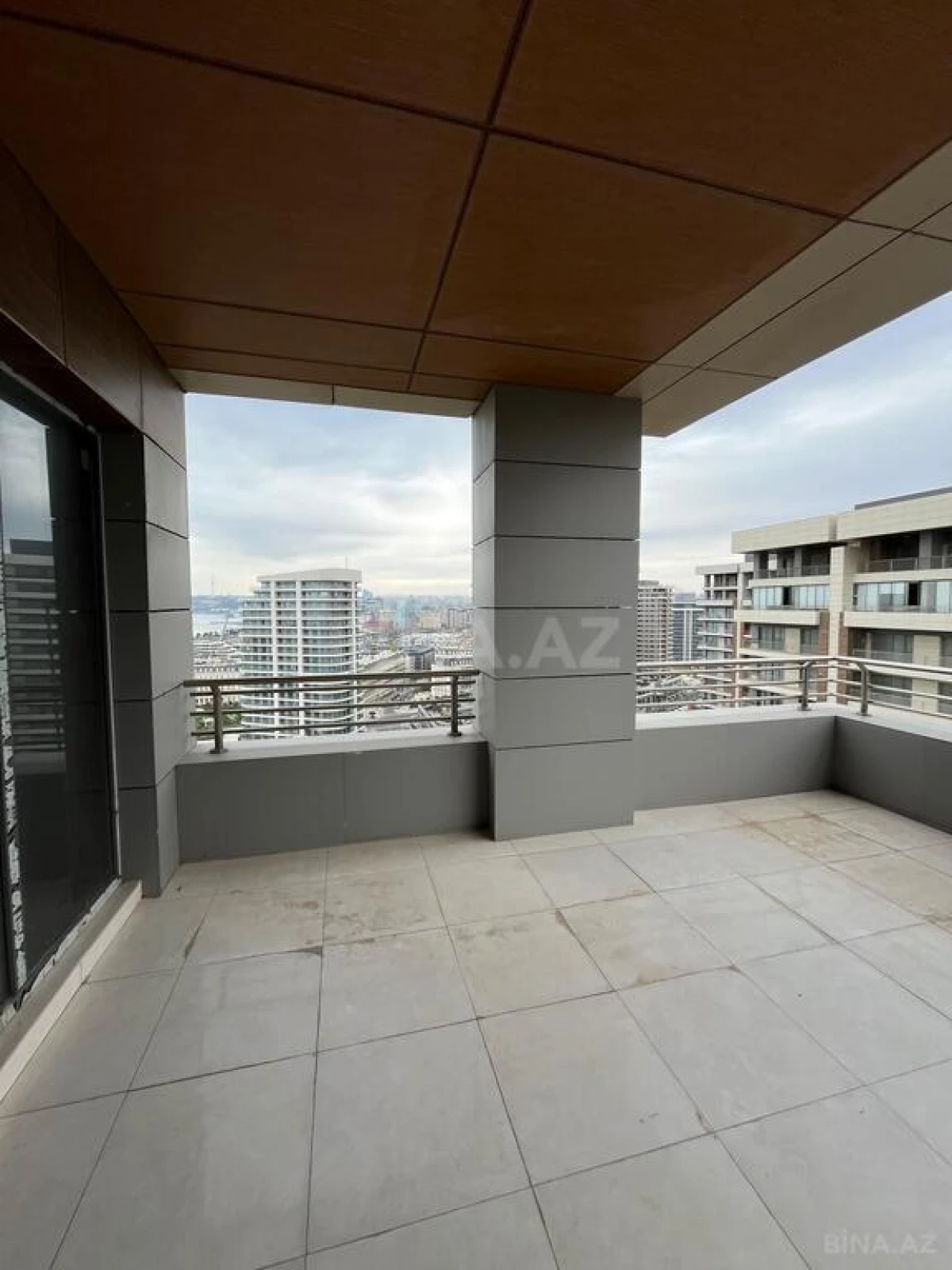 Satılır 5 otaqlı mənzil 324 m²