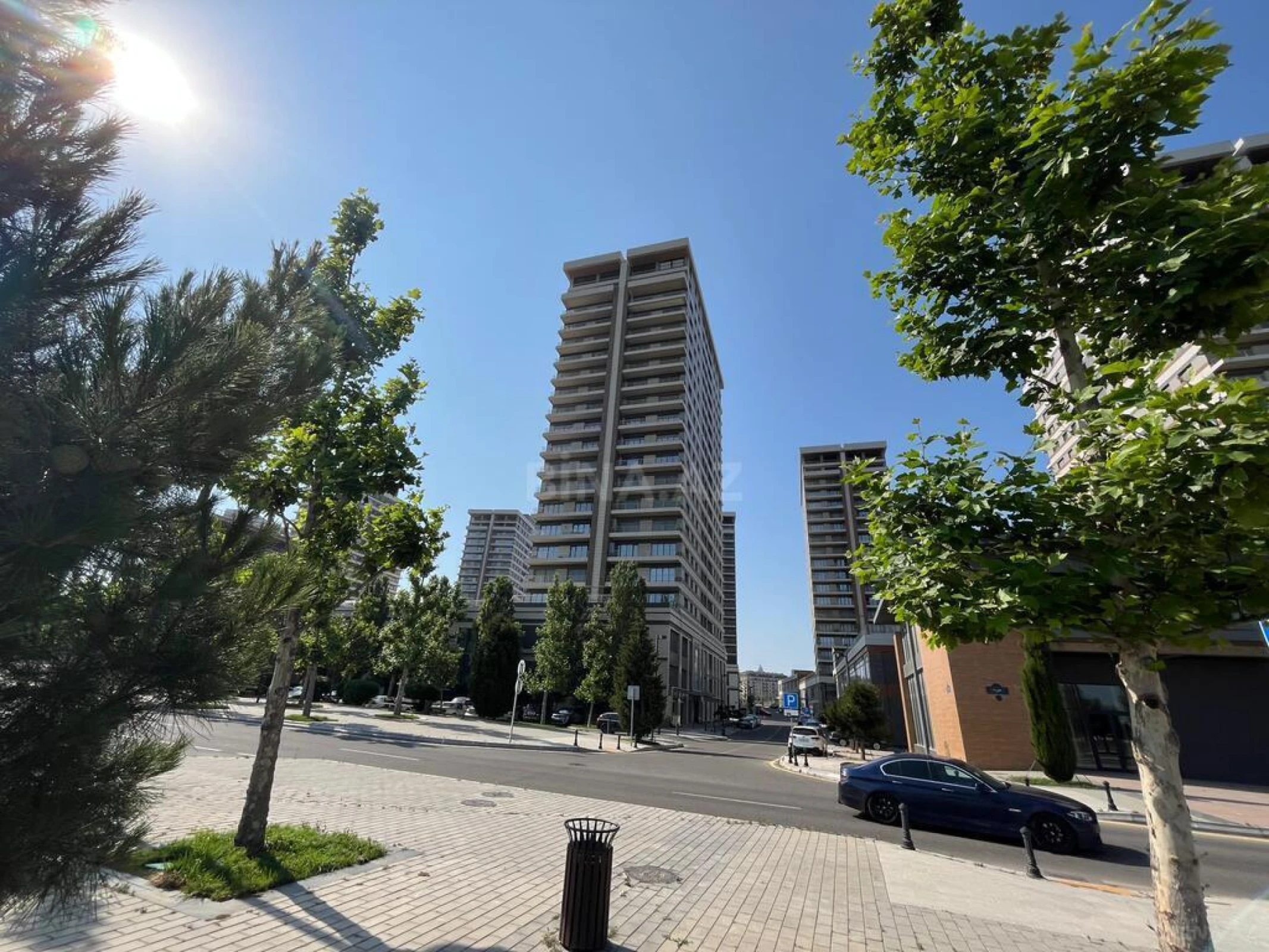 Satılır 5 otaqlı mənzil 324 m²
