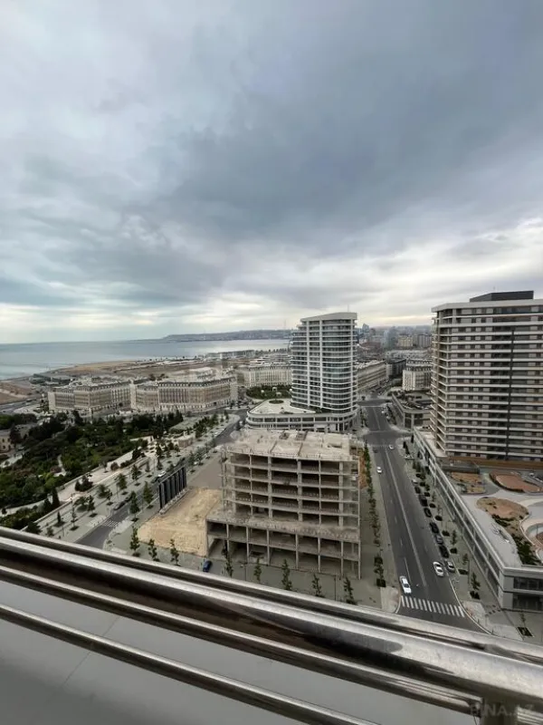 Satılır 5 otaqlı mənzil 324 m²