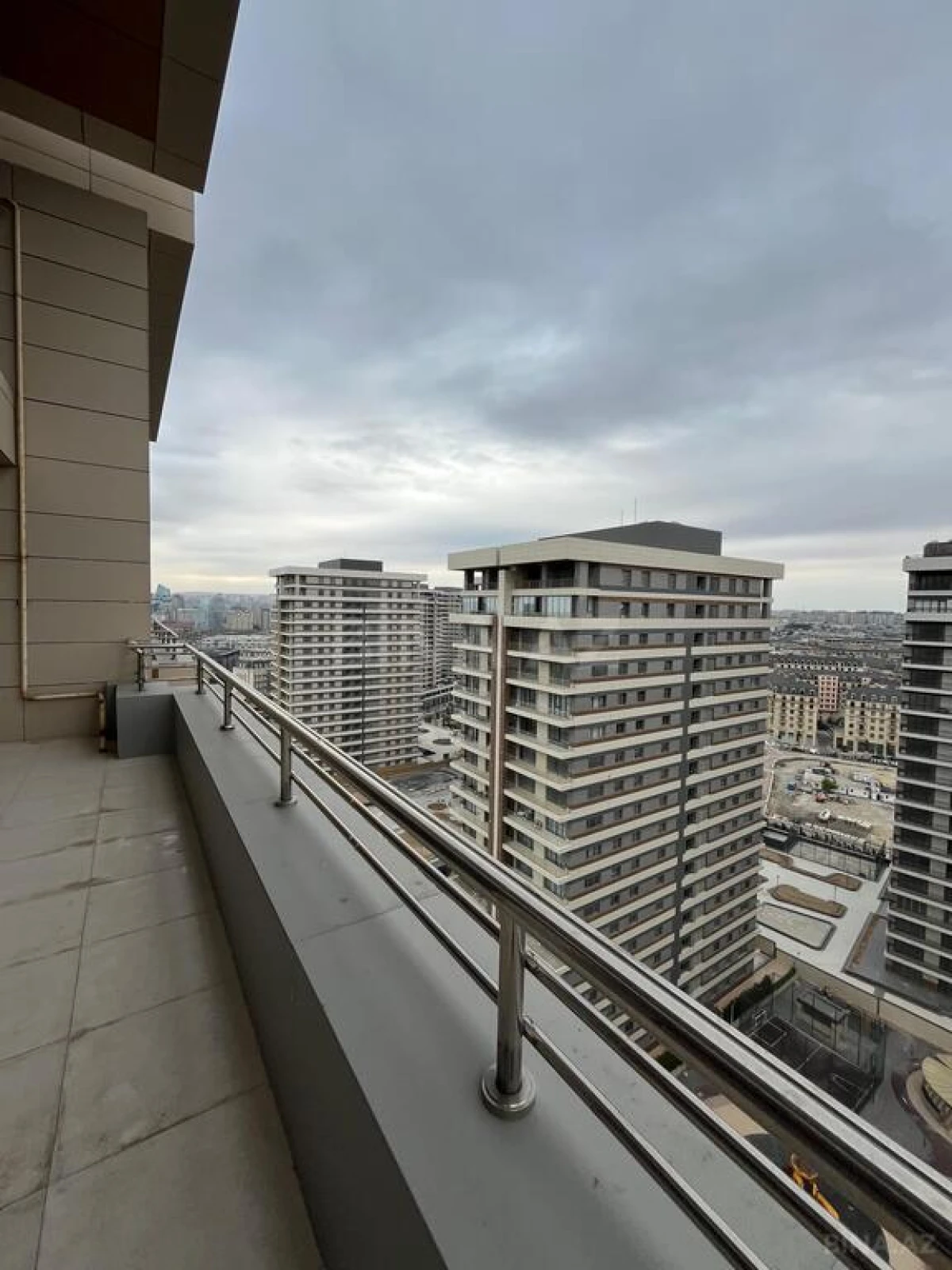 Satılır 5 otaqlı mənzil 324 m²