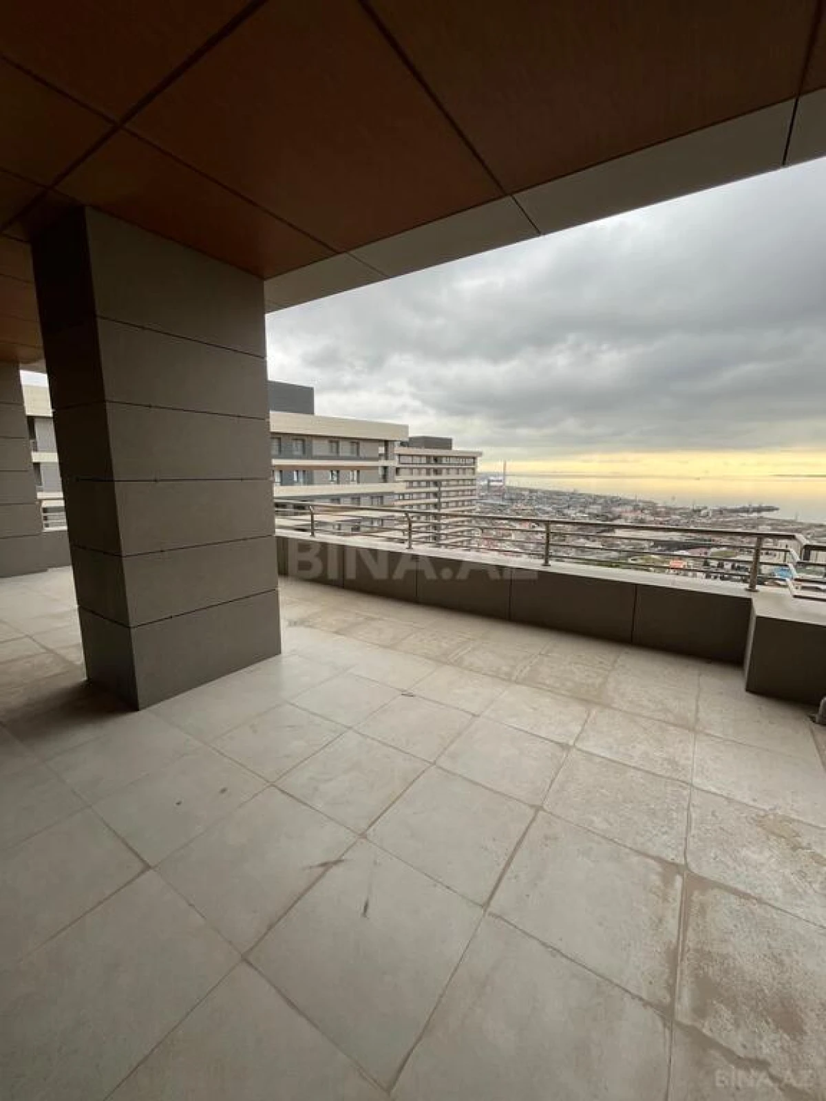 Satılır 5 otaqlı mənzil 324 m²