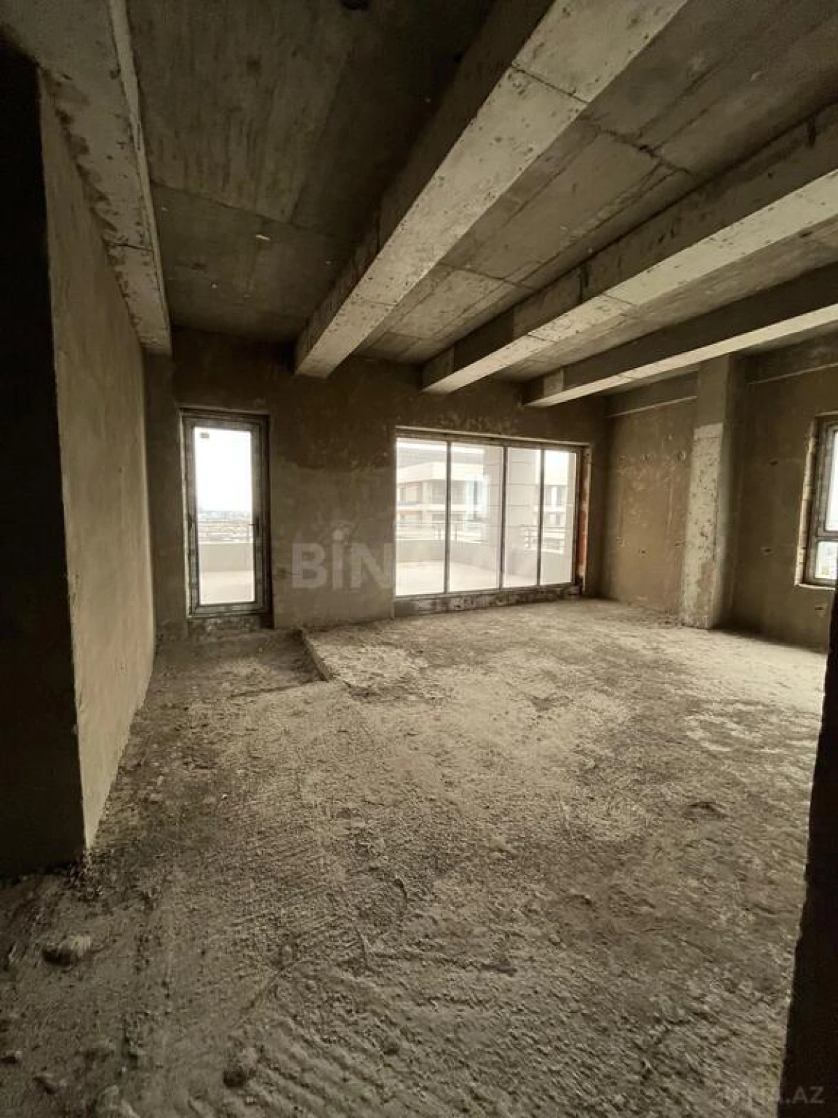 Satılır 5 otaqlı mənzil 324 m²