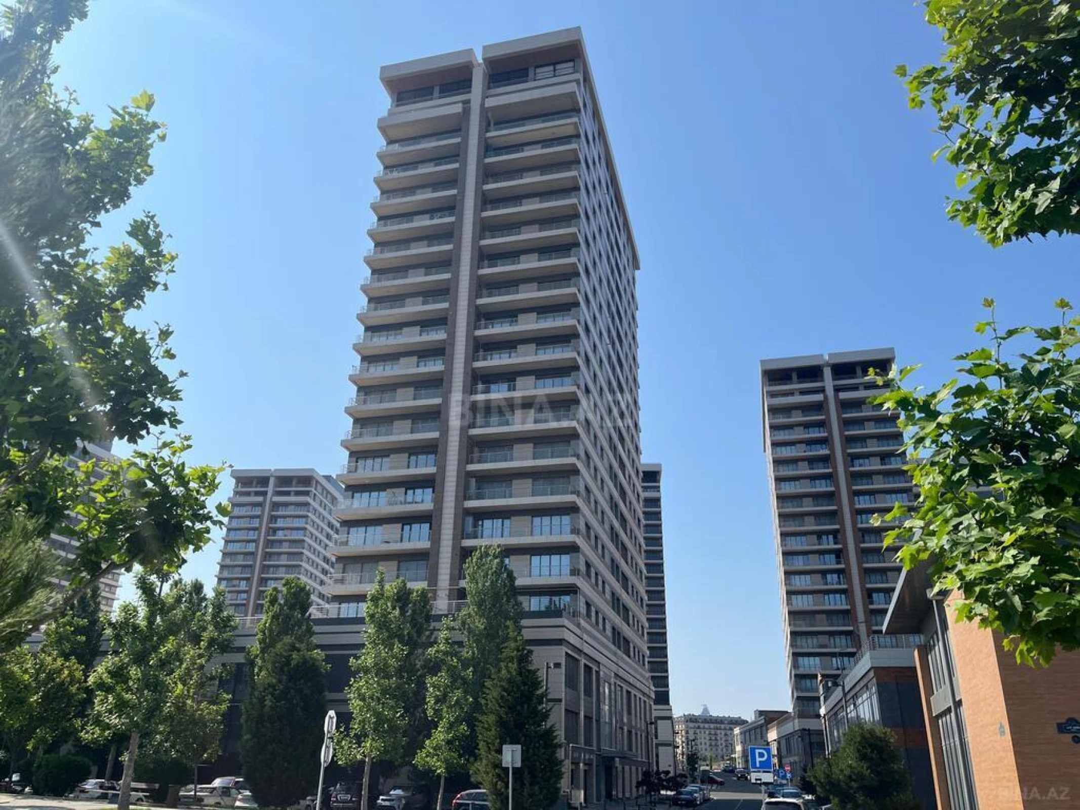 Satılır 5 otaqlı mənzil 324 m²