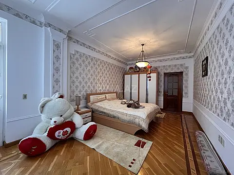 Kirayə verilir 4 otaqlı mənzil 230 m²